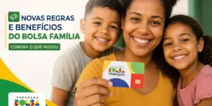Mulher sorridente com cartão Bolsa Família e crianças felizes