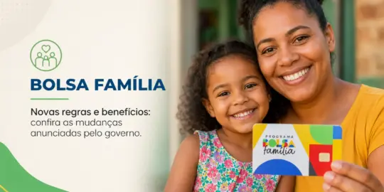 Mãe e filha felizes com o cartão do Programa Bolsa Família